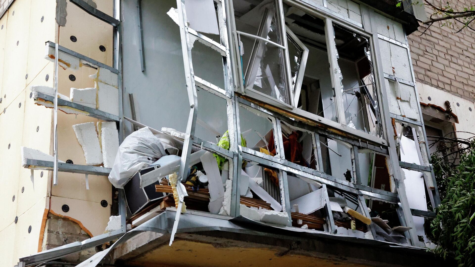 Украинские войска выпустили 12 снарядов «натовского» калибра 155 миллиметров по ряду районов Донецка.